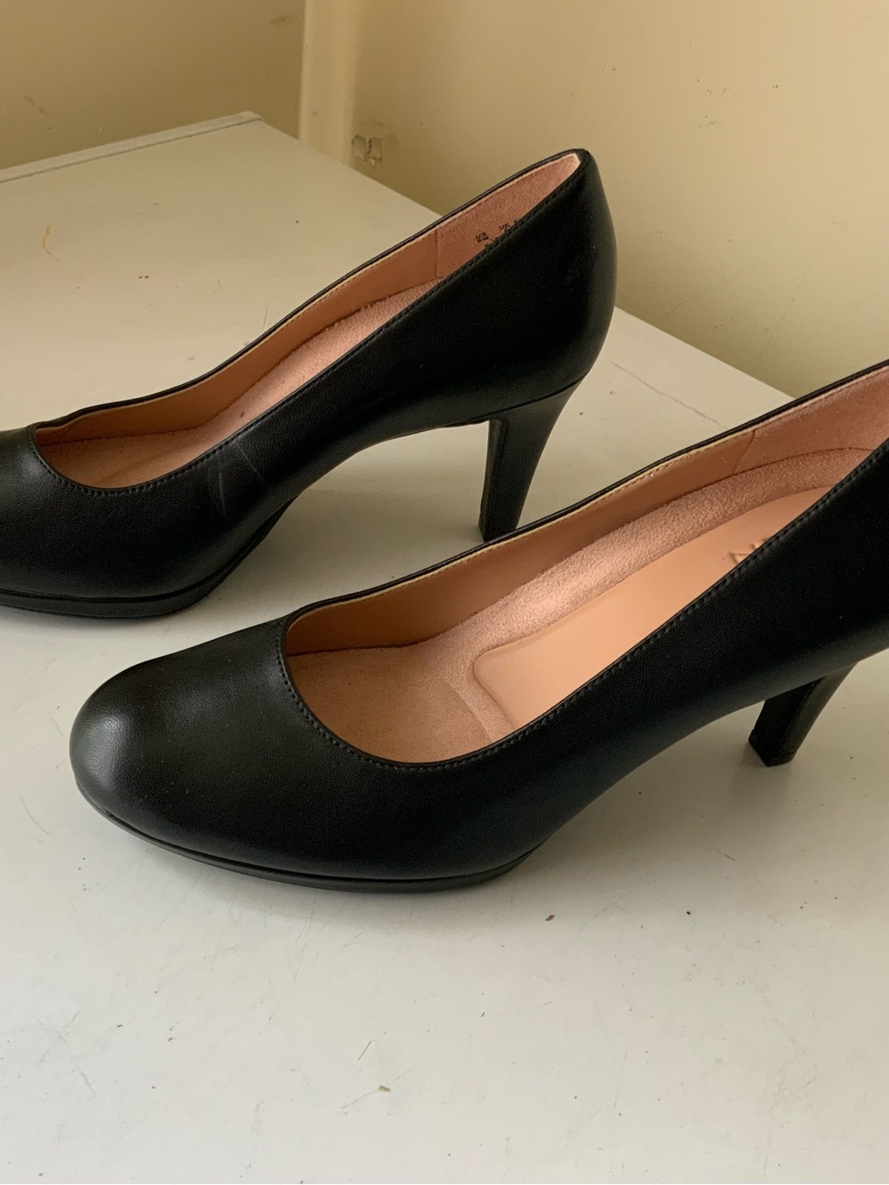 Naturalizer Black Leather Classic Round-Toe Heels - Picture 2 of 8